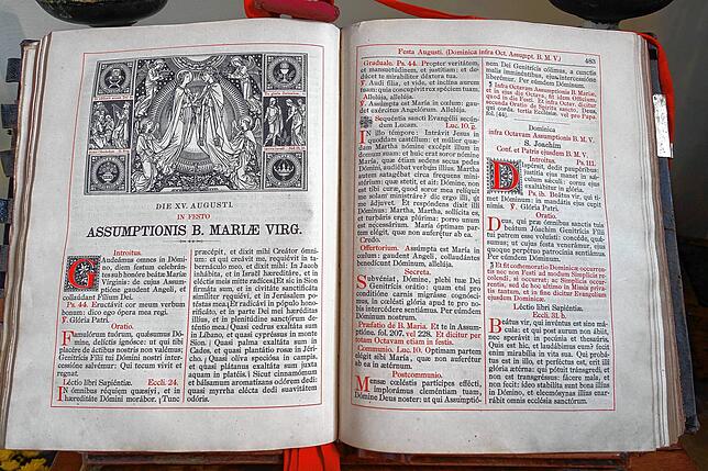 Eine altehrwürdige Bibel in lateinischer Ausführung ergänzt die Ausstellung in der Gündelwanger Kirche.