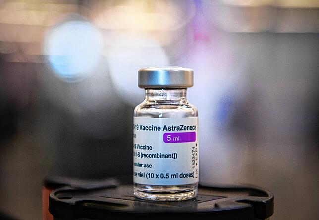 Wieder umstritten: Ein Fläschchen mit fünf Milliliter Corona-Impfstoff von Astrazeneca steht in einem Corona-Impfzentrum auf einem ...