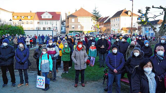 &bdquo;Stoppt den Krieg&ldquo; forderten einige Bürger auch mit Schildern und Peace-Zeichen.