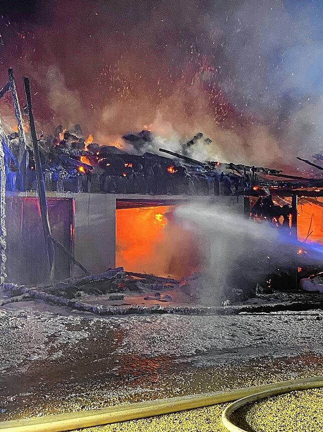 Am frühen Morgen des 22. Mai war die Feuerwehr immer noch mit den Löscharbeiten an der brennenden Scheune im Lilienweg beschäftigt. ...
