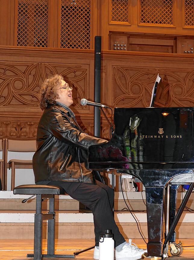 Alexandra Forster singt und spielt das Motto des Kirchentages: Du bist Hoffnung.