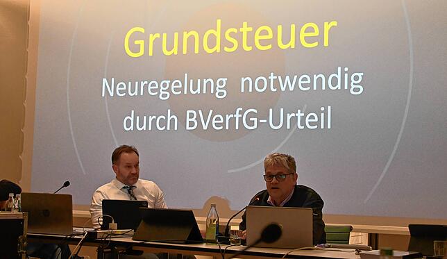Bürgermeister Matthias Weckbach (links) und Stefan Burger, Leiter Bauen und Wohnen, im Gemeinderat. Burger stellte eine Präsentation zur ...