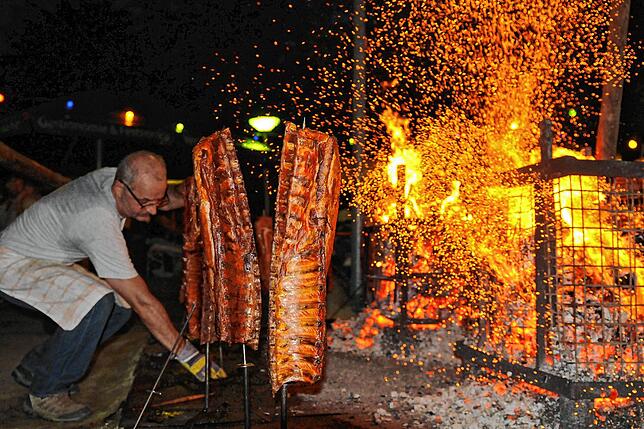 Hödinger Vereine mit Kassler vom Feuergrill: Das Publikum schätzt es, dass sie wieder mit von der Partie waren.