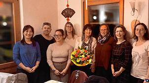 Der neu gewählte Vorstand mit der geehrten Ex-Vorsitzenden (von links): Aktuarin Jing Thäter, die Beisitzerinnen Ela Epp, Sabrina ...