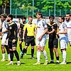 Mit der Kapitänsregelung können sich die Unparteiischen im Spielerpulk besser behaupten – hier Regionalliga-Schiedsrichter Timo Bugglin ...