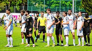 Mit der Kapitänsregelung können sich die Unparteiischen im Spielerpulk besser behaupten – hier Regionalliga-Schiedsrichter Timo Bugglin ...