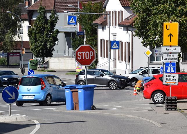 Wo das silberne Fahrzeug in der Bildmitte vom Stadtwall zur Stabelstraße abbiegt, wird am Wochenende die Umleitung in Richtung ...