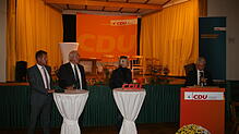 Der wiedergewählte Kreisvorsitzende Klaus Burger (rechts) führte durch das Podiumsgespräch zur beruflichen Bildung mit (von links) Frank ...