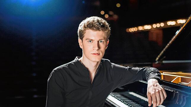 Alexander Krichel, 31, Pianist, konzertierte Mitte Mai in Iserlohn als weltweit erster Pianist in einem Auto-Kino. Am Donnerstag, 18. ...