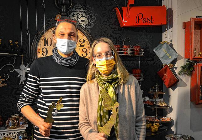 Haben viele Accessoires zum Verschenken, trotz Lieferengpässen: Marion und Helmut Schweizer von „des & sell“ in der Marktstraße.