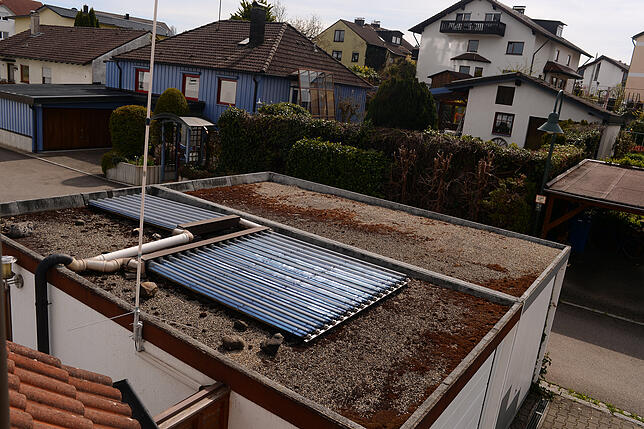 Auf dem Garagendach liegt das Röhrensystem der thermischen Anlage.