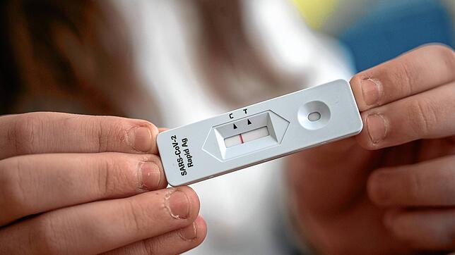 Ein Corona-Schnelltest zeigt ein negatives Testergebnis. Manche Menschen hatten bisher noch nie ein positives Testergebnis. Woran kann ...
