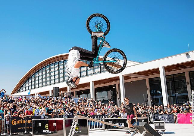 Viele Zuschauer verfolgten bei der letzten Eurobike in Friedrichshafen im September 2021 Vorführungen auf dem Freigelände der Messe.
