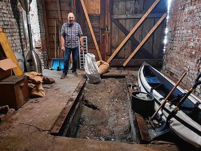 An der Webergasse waren früher Villinger Autohäuser. David Read hat eine alte Montagegrube im Erdreich gefunden und teils freigelegt.