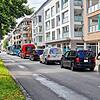 Nach der Umgestaltung der Friedrichstraße teilen sich Autos, Busse und Lastwagen die Fahrbahn mit Fahrradfahrern.
