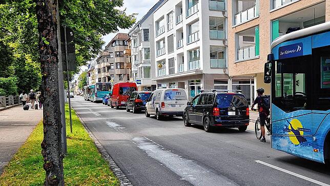 Nach der Umgestaltung der Friedrichstraße teilen sich Autos, Busse und Lastwagen die Fahrbahn mit Fahrradfahrern.