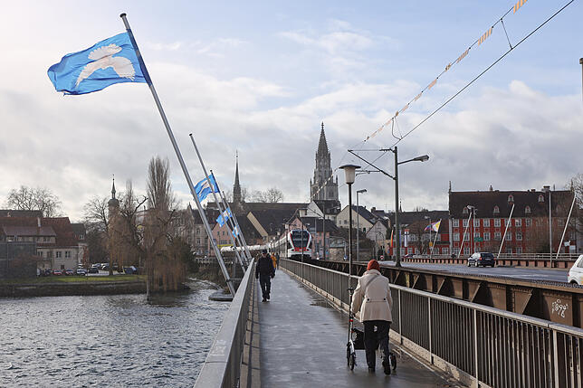 Vor genau einem Jahr: Auf der Alten Rheinbrücke waren unautorisiert seit dem 23. Dezember Fahnen mit auf dem Kopf stehenden ...