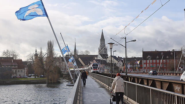 Vor genau einem Jahr: Auf der Alten Rheinbrücke waren unautorisiert seit dem 23. Dezember Fahnen mit auf dem Kopf stehenden ...