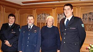 Ehrungen für langjährige Mitglieder bei der Feuerwehrabteilung Dittishausen (von links): Adjutant Marco Maier, Dietmar Buchmeier (50 ...