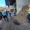 Das Material, das Geschäftsführer Christian Goldschmidt hier zeigt, wird in der Altholzverbrennungsanlage der Gärtnersiedlung in Beuren ...