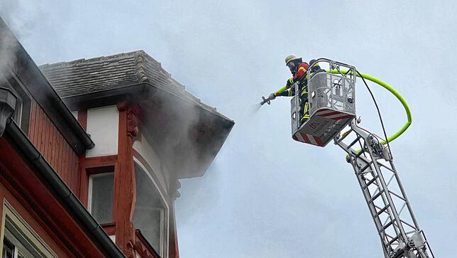 Unter realistischen Bedingungen mit starker Rauchentwicklung übt die Feuerwehr Überlingen am Hotel „Ochsen“ in der Münsterstraße.