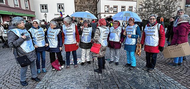 Die Regionalgruppe der „Omas gegen Rechts“ gehört zu den Bündnispartnern der Aktion.