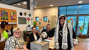 Wie Verena Eber (Mitte) wählen viele Wutöschinger auf dem Weg zur Fasnacht. Annette Maier-Rösch, Nadine Scholz-Tautz und Mathias Büche ...