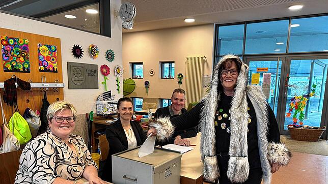 Wie Verena Eber (Mitte) wählen viele Wutöschinger auf dem Weg zur Fasnacht. Annette Maier-Rösch, Nadine Scholz-Tautz und Mathias Büche ...