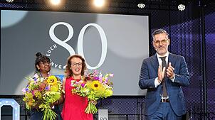 SÜDKURIER-Geschäftsführer David Lämmel und die Mitarbeiterinnen Tabea Scherer-Brunk und Doris Baum auf der Bühne im Konstanzer ...