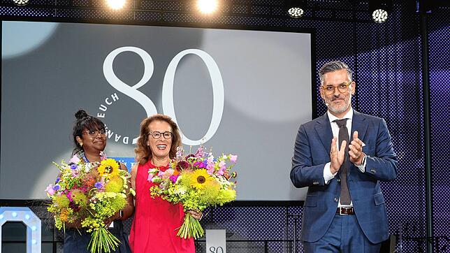 SÜDKURIER-Geschäftsführer David Lämmel und die Mitarbeiterinnen Tabea Scherer-Brunk und Doris Baum auf der Bühne im Konstanzer ...