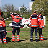 Auf dem Konstanzer Flugplatz ist es zu einem Flugzeugunglück gekommen. Die beiden verletzten Insassen wurden von den Einsatzkräften betreut.