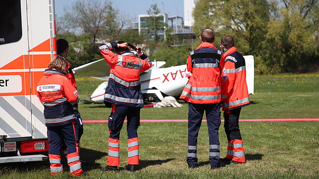 Auf dem Konstanzer Flugplatz ist es zu einem Flugzeugunglück gekommen. Die beiden verletzten Insassen wurden von den Einsatzkräften betreut.