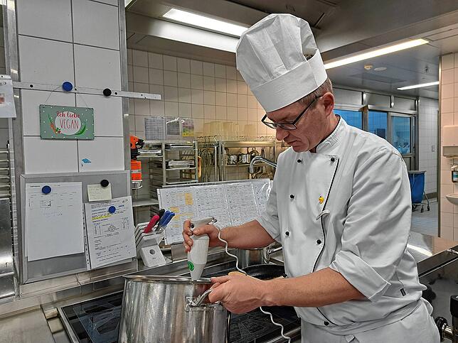 Frank Wälde arbeitet in der Küche des Schwarzwald-Baar-Klinikums.