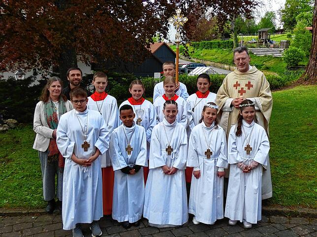 Die Baltersweiler Erstkommunionkinder mit den Ministranten, Pfarrer Richard Dressel und dem Vorbereitungsteam Gabi Steinbeisser und ...