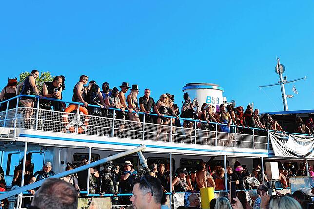 Bild 17: Erst legt das Torture-Ship in Konstanz an! Dann beginnt das große Schaulaufen