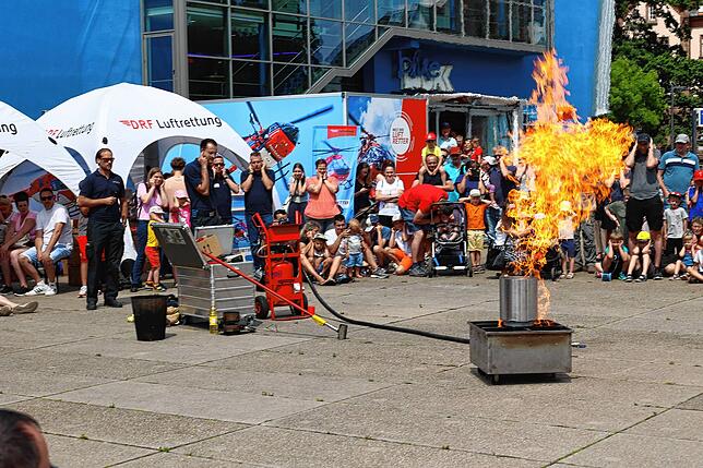 In einer Vorführung zeigt die Feuerwehrabteilung Villingen, was Gefährliches passiert, wenn eine Spraydose im Feuer explodiert.