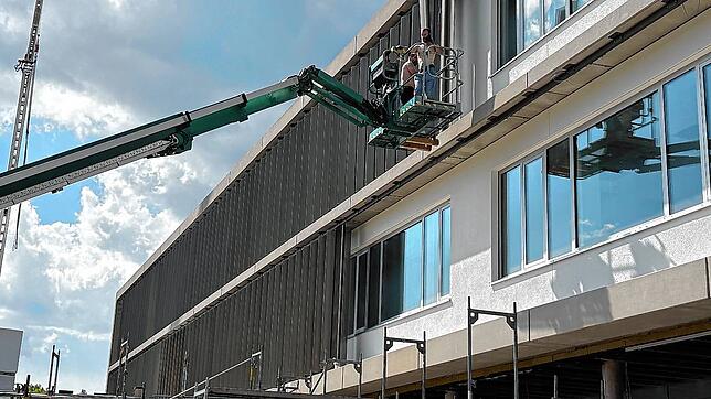 Aktuell wird der Sonnenschutz an den Fenstern des neuen Schulgebäudes angebracht. Dieser ist Teil des Hitzeschutzkonzepts des ...