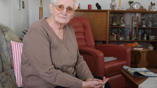Brunhilde Neujahr aus Friedrichshafen, in ihrem Wohnzimmer, muss mit einer geringen Rente auskommen. Sie spart vor allem an ...