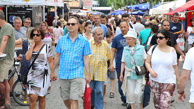 Zahlreiche Schaulustige flanierten ab Samstagmittag auf der August-Ruf-Straße über die Festmeile des Singener Stadtfestes. Bei bis zu 30 ...