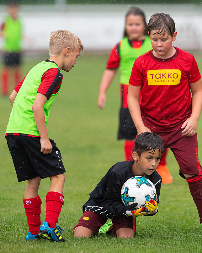 Große Reaktion: Der Torwart hält den Ball fest in seinen Händen.