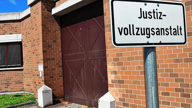 Seit Pfingstmontag sitzt ein 45-jähriger Tatverdächtiger wegen eines versuchten Tötungsdelikts in Lörrach in der JVA Freiburg. (Symbolbild)