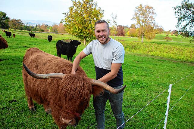 Bild 3: Der Bauer und das liebe Vieh: Der Konstanzer Patrick Romer begibt sich am Montagabend bei RTL auf die Suche nach seiner Traumfrau