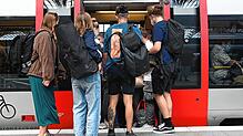 Passagiere stauen sich auf dem Hauptbahnhof in Leipzig an der Tür einer Regionalbahn nach Eisenach. Am Wochenende sind viele Reisende ...