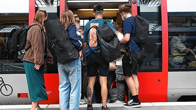 Passagiere stauen sich auf dem Hauptbahnhof in Leipzig an der Tür einer Regionalbahn nach Eisenach. Am Wochenende sind viele Reisende ...