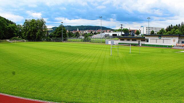Noch fehlen die Markierungen des Spielfeldes auf dem neuen Rasen des Osterholz-Stadions. Das wird sich bis Samstag ändern, wenn der neue ...