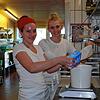 Die teuerste Produktion umfasst Kuchen und Süßgebäck: Konditorin Nicole Tschinke (links) und ihre Praktikantin Franziska Mayer bereiten ...