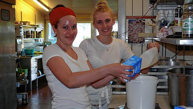 Die teuerste Produktion umfasst Kuchen und Süßgebäck: Konditorin Nicole Tschinke (links) und ihre Praktikantin Franziska Mayer bereiten ...