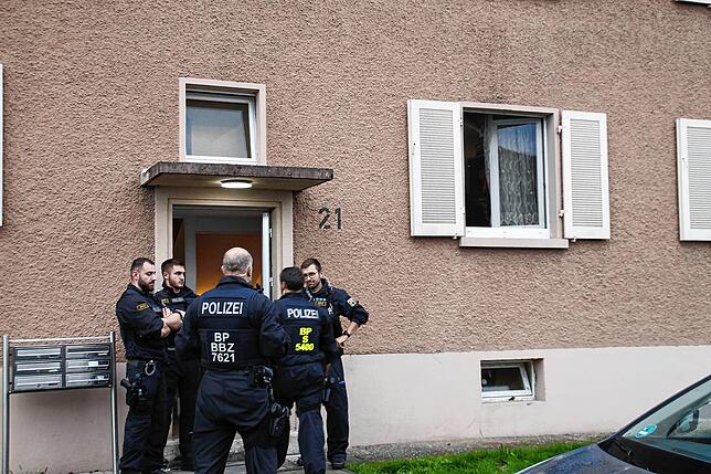 Mehrere Beamte stehen vor dem Wohnhaus. Insgesamt seien laut Sprecher der Bundespolizei 70 Beamte im Einsatz gewesen.