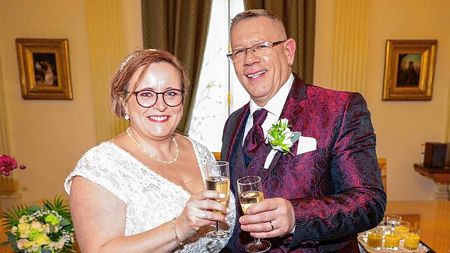 Christine und Yves Weimerskirch haben sich 2019 im Reha Klinikum Bad Säckingen kennengelernt. Auch den Heiratsantrag machte Yves seiner ...
