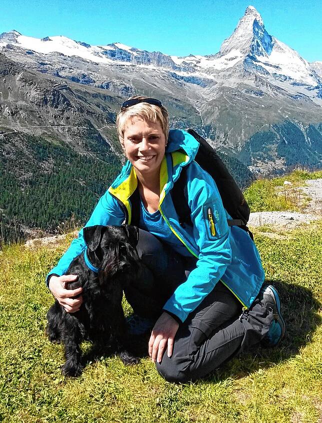 Katja Schramm auf dem Weg zum Matterhorn mit Hund Alando.